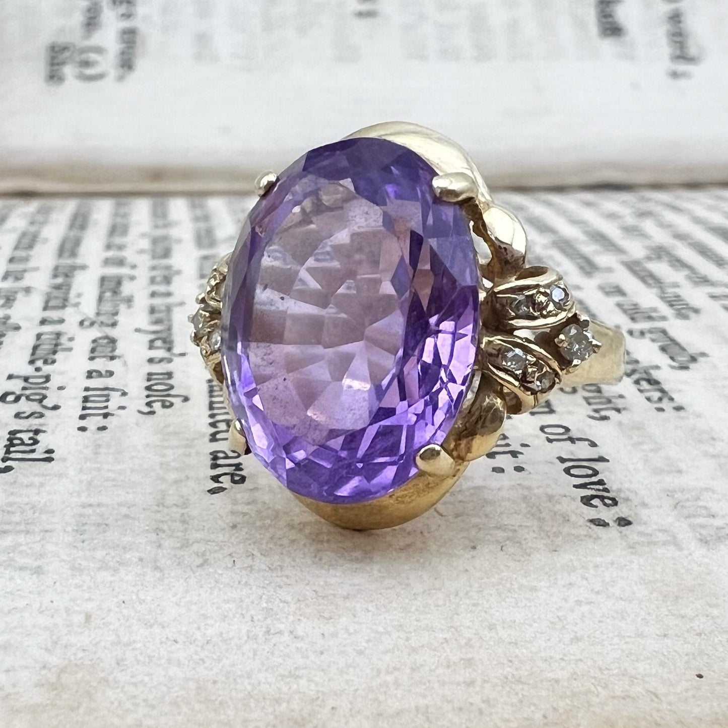 Anello vintage in oro 14k con ametista e diamanti