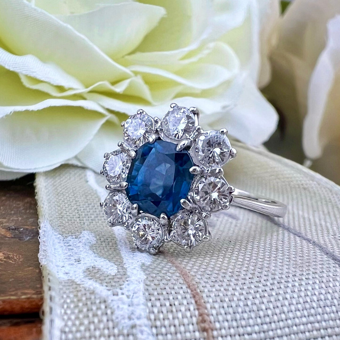 Anello margherita zaffiro Ceylon e diamanti VS - GH