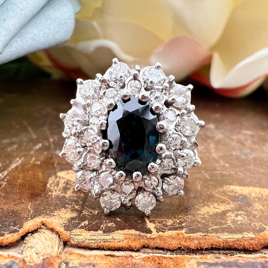 Anello vintage margherita con zaffiro e doppia corolla diamanti in oro bianco 18k