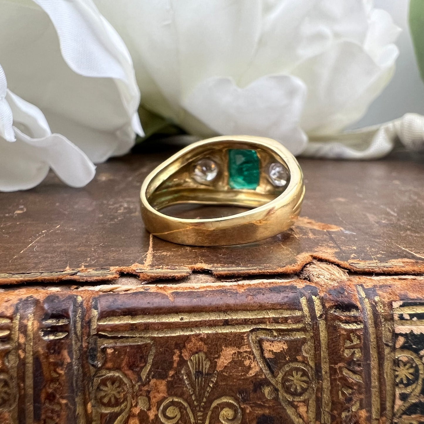 Anello in oro 18 ct con smeraldo colombiano da 1 carato e diamanti per 0.80 ct