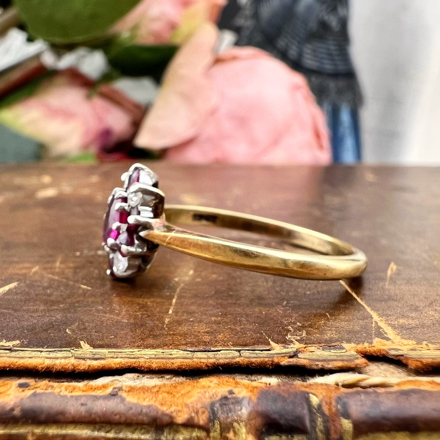Anello margherita vintage in oro 18 kt con rubini e diamanti, anni ’60