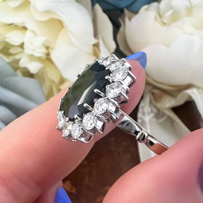 Anello vintage in oro 18K a margherita con zaffiro australiano da 7 ct e diamanti per 1.40 ct