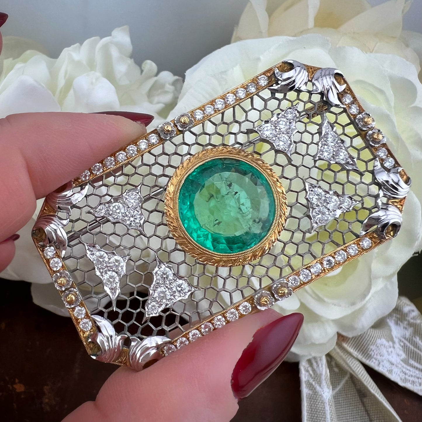 Rara e importante spilla Art Déco con smeraldo colombiano da 7 carati