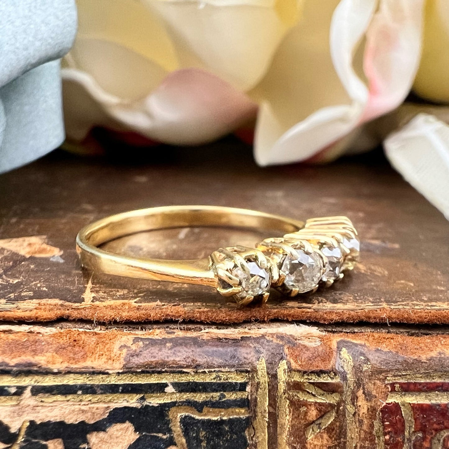 Anello antico riviera diamanti old mine colori assortiti e oro 18k – Primi del ’900