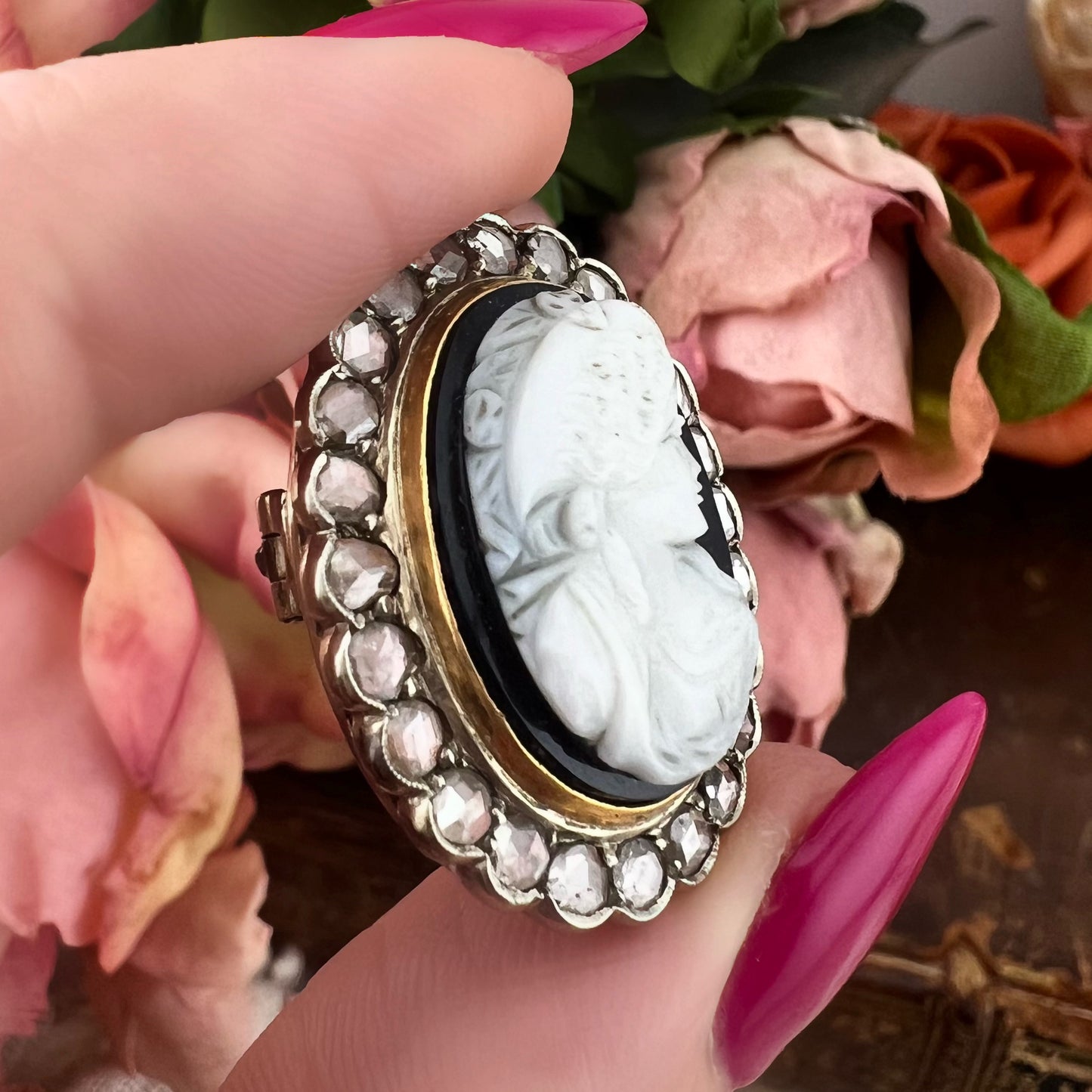 Spilla Cammeo Vittoriano in onice e diamanti - Oro 18K