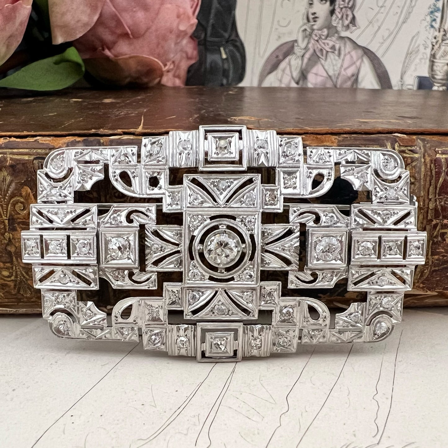 Grande spilla Art Déco in platino e diamanti. 1920-30