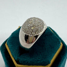 Carica l&#39;immagine nel visualizzatore di Gallery, Anello pre-loved a cupola con pavè di diamanti in oro bianco 18 carati
