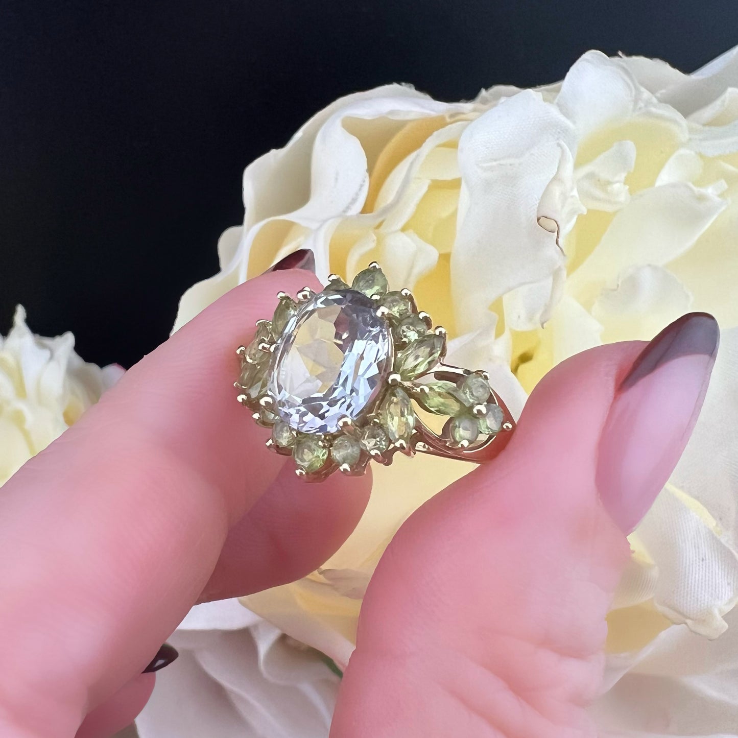 Anello con acquamarina centrale e fogliette di olivina in oro giallo