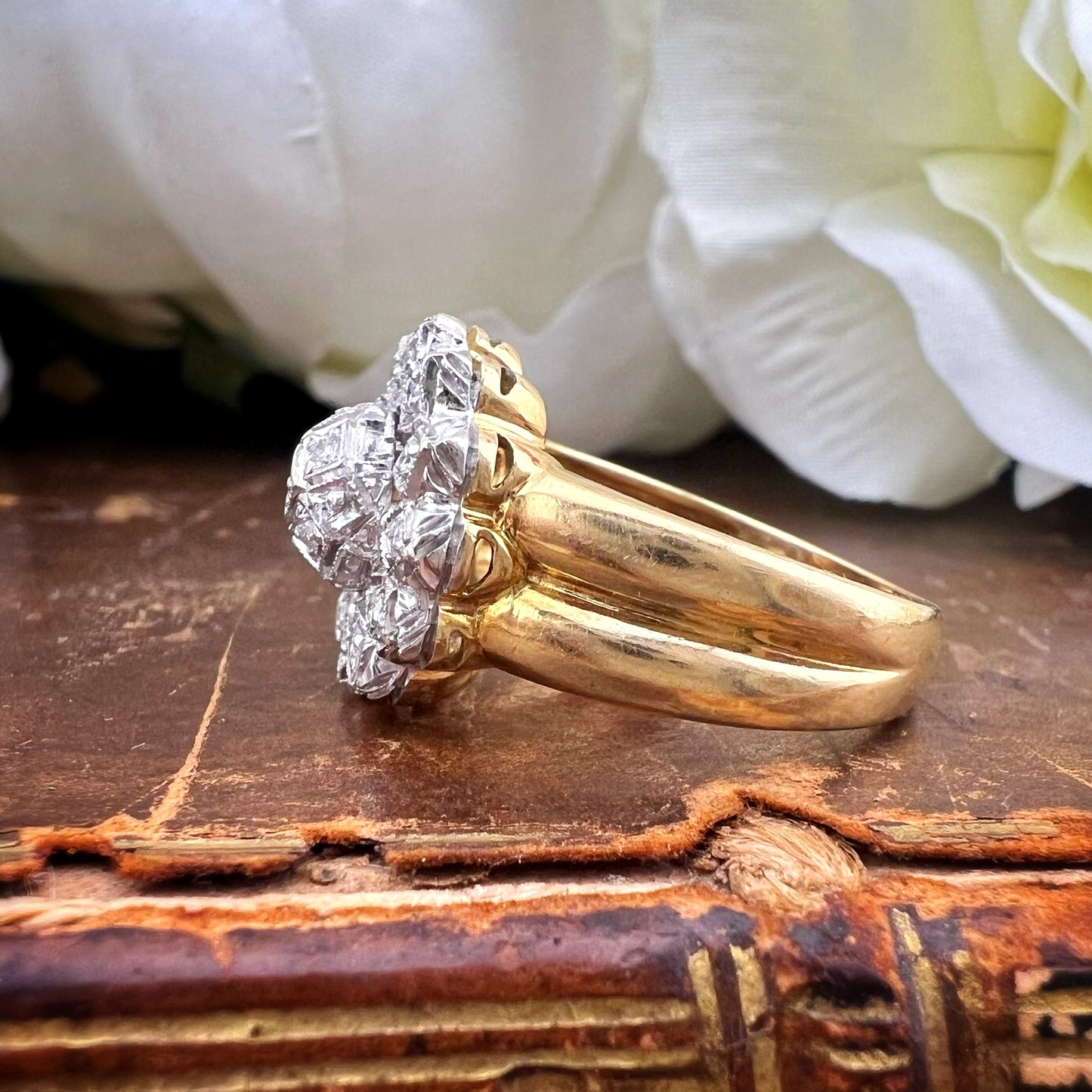 Anello Vintage Fiore in Oro 18K con Diamanti. Italia anni 80