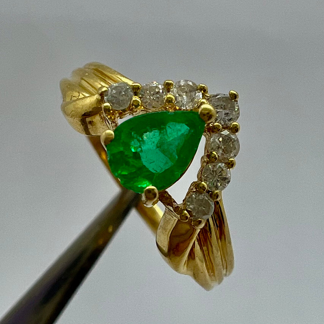 Anello wishbone con smeraldo a goccia e diamanti