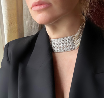 Importante collare con 7.95 ct di diamanti e 780 perle Akoya in oro 18k