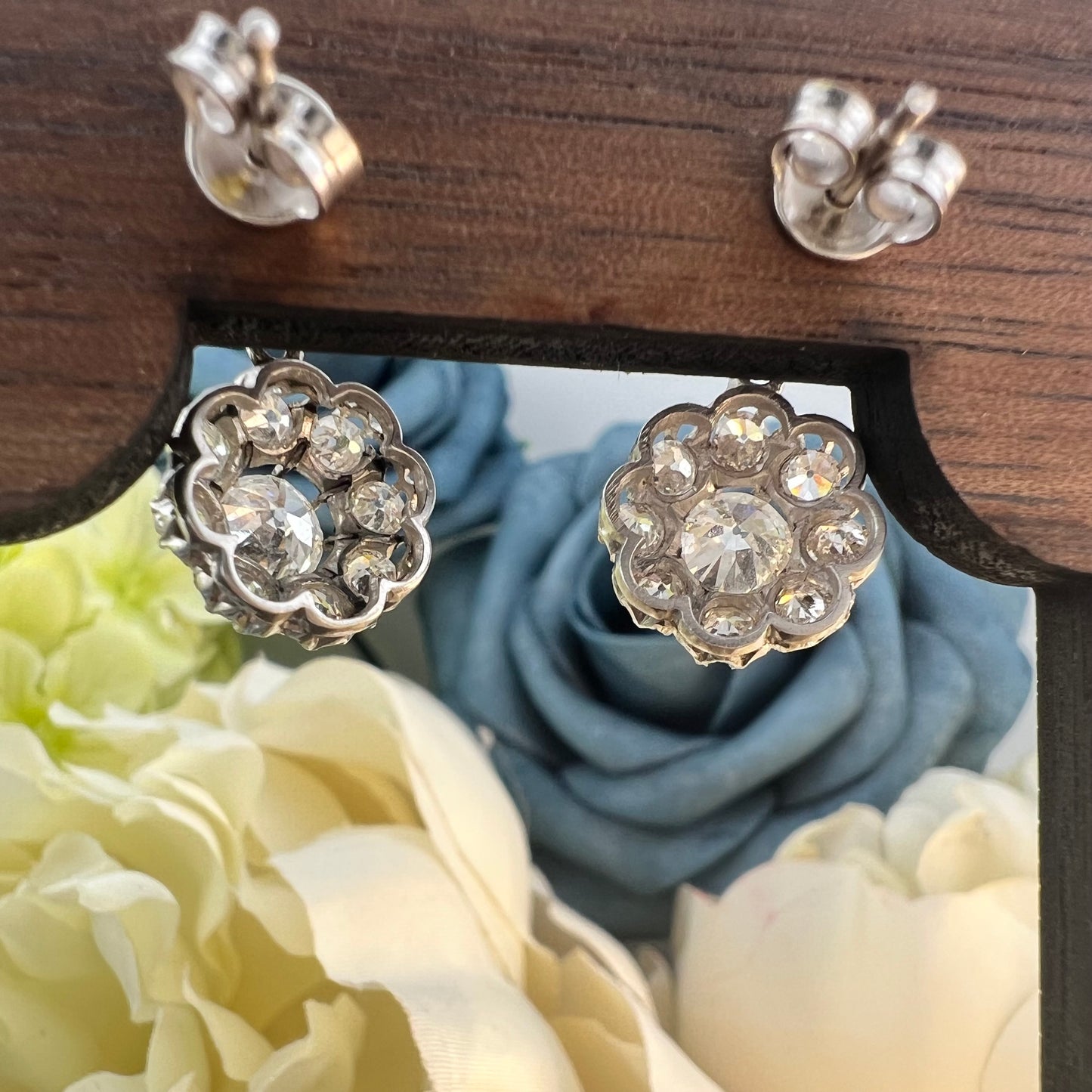 Coppia di orecchini in platino a margherita con diamanti old mine per 1.9 ct
