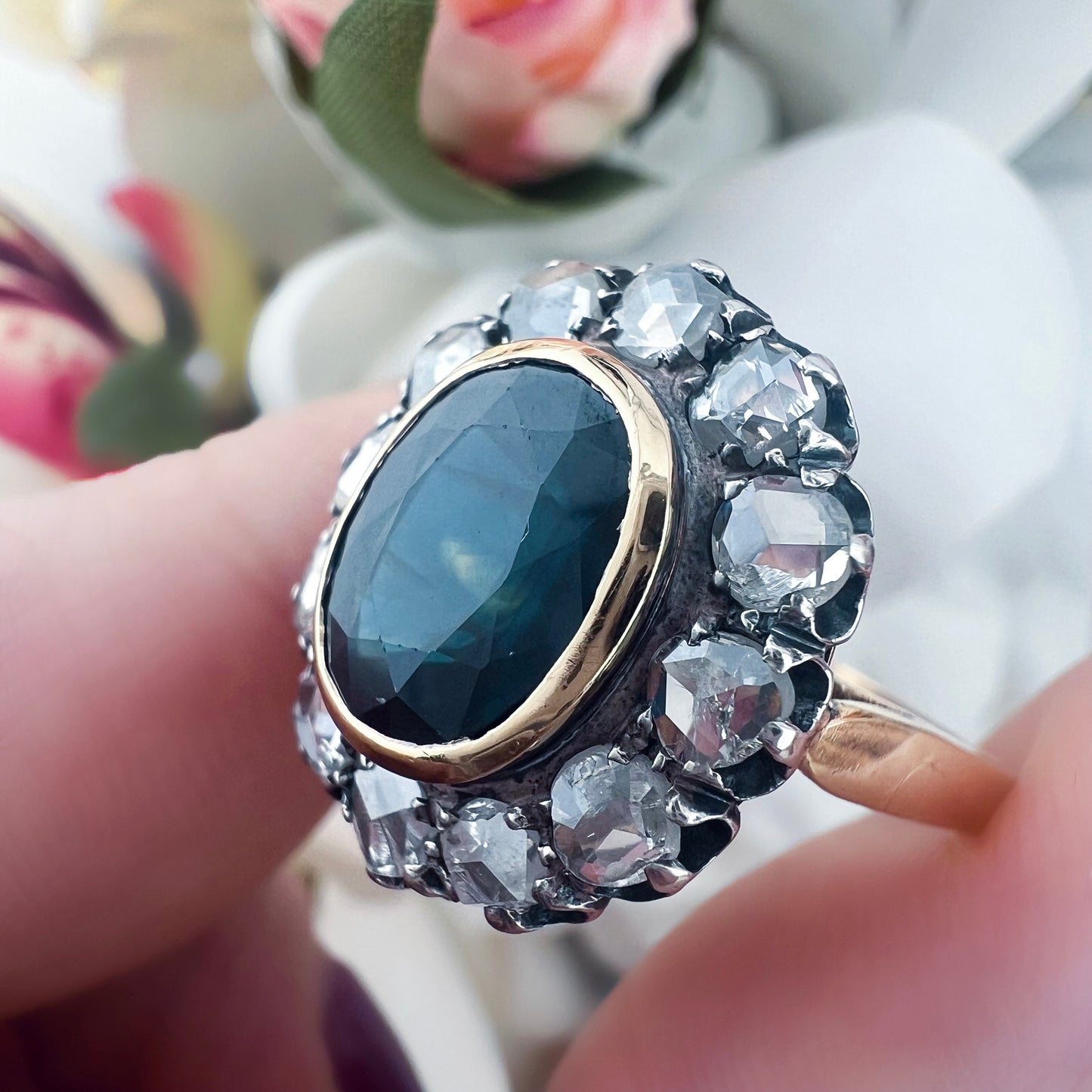 Grande anello margherita con zaffiro teal 3.80 ct e diamanti a rosetta per 1.20-1.30 ct in oro giallo 18k