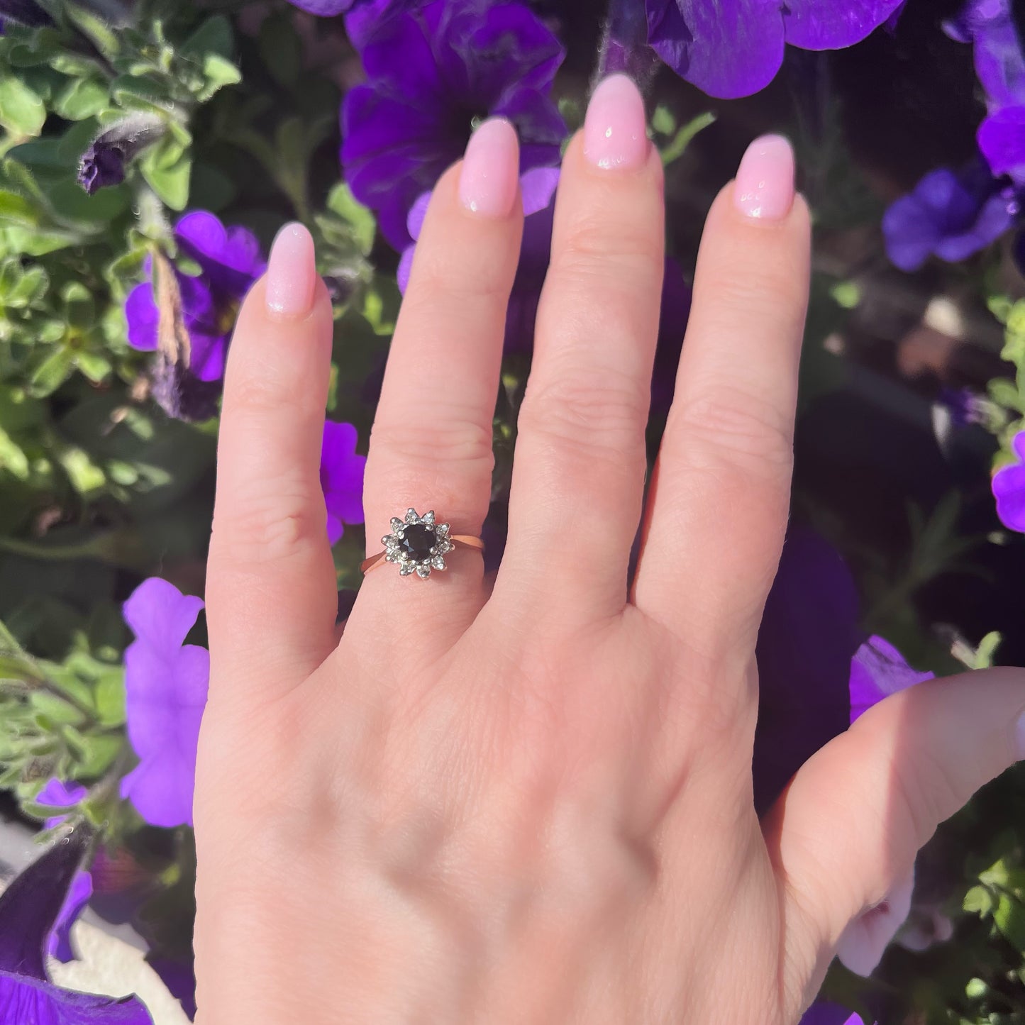 Anello vintage a margherita con zaffiro e diamanti