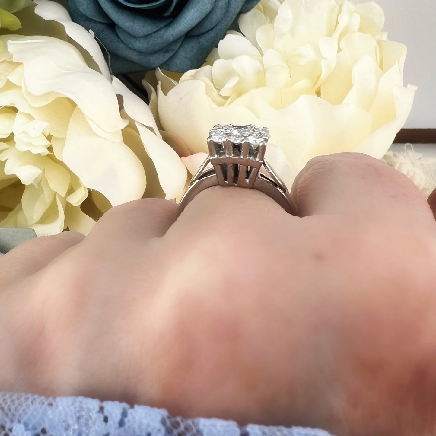 Anello a margherita quadrata struttura architettonica in oro bianco 18k e diamanti