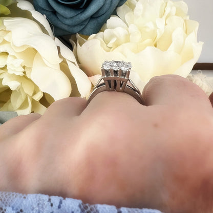Anello a margherita quadrata struttura architettonica in oro bianco 18k e diamanti