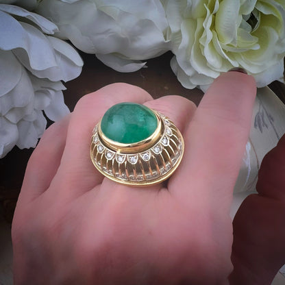 Imponente smeraldo cabochon da 20 ct su oro 18 ct e diamanti