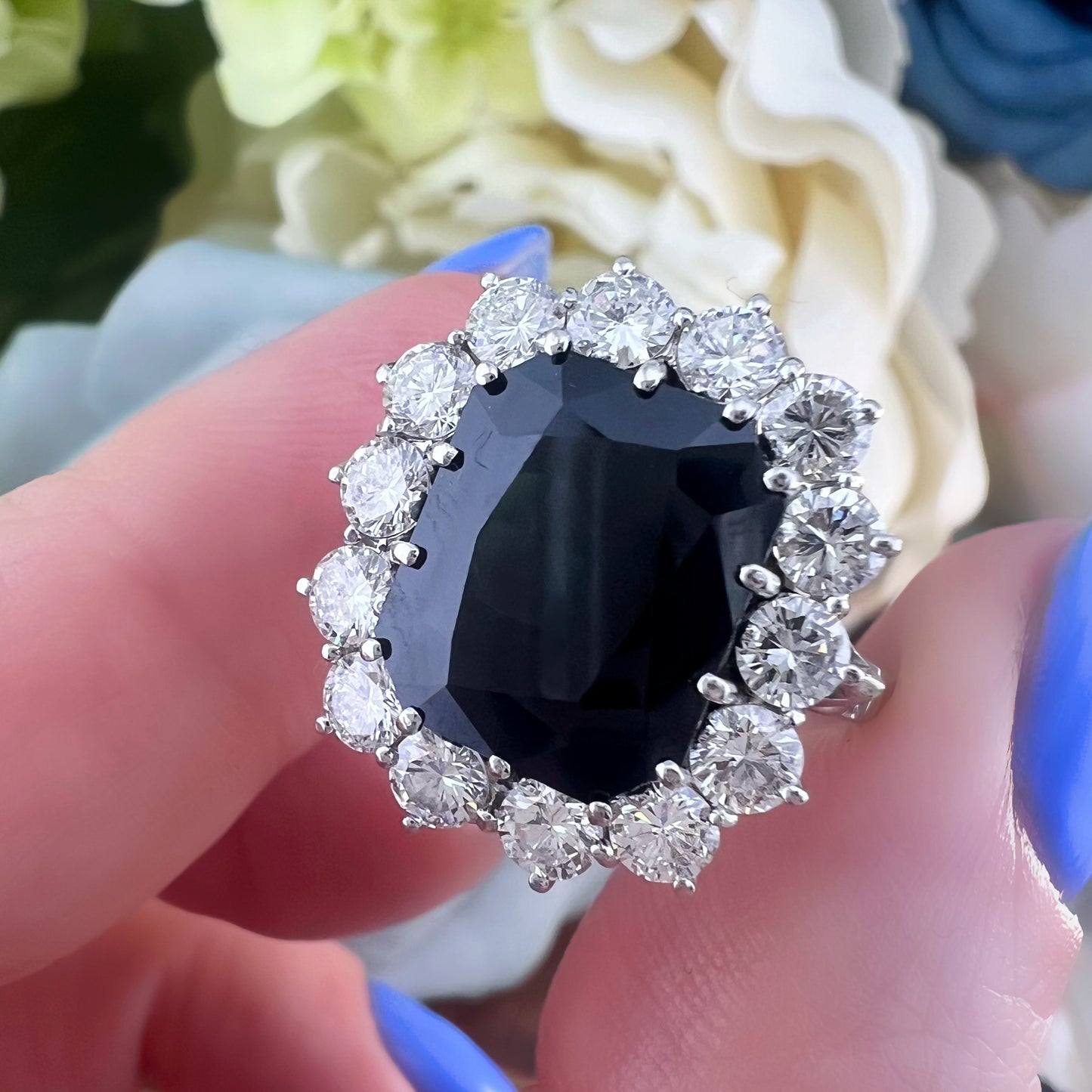 Anello vintage in oro 18K a margherita con zaffiro australiano da 7 ct e diamanti per 1.40 ct