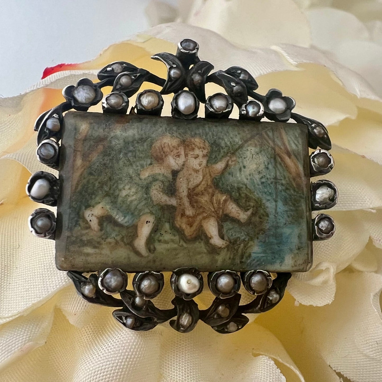 Spilla con miniatura di putti a pesca - Napoleone III - argento, perle