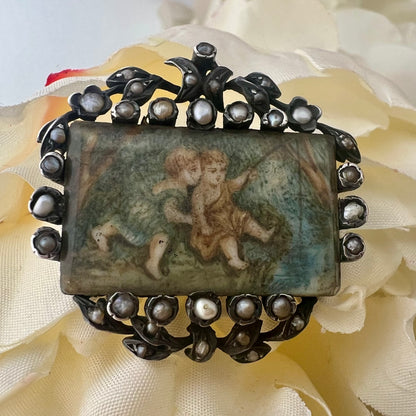 Spilla con miniatura di putti a pesca - Napoleone III - argento, perle