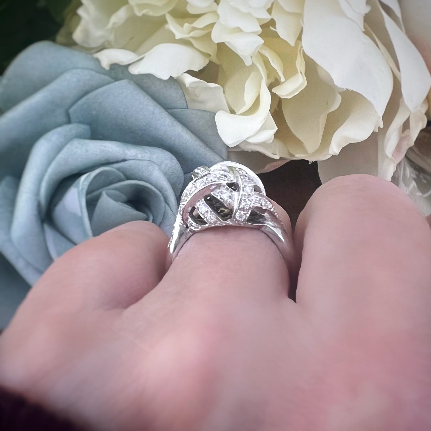 Anello Vintage Italiano “Nodo d’Amore” in Oro Bianco 18K con Diamanti