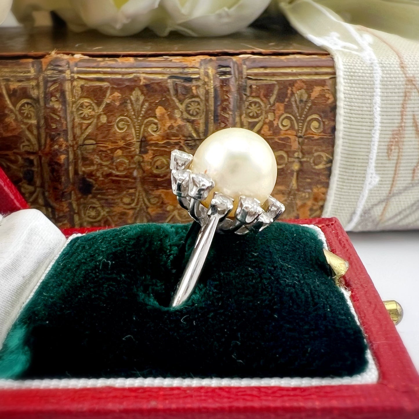 Anello Vintage Asprey in Oro Bianco 18 ct con Perla e Diamanti