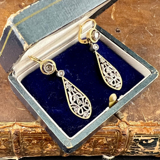 Orecchini pendenti in oro 18 k a goccia con diamanti rosetta montati su argento. Italia c. 1920