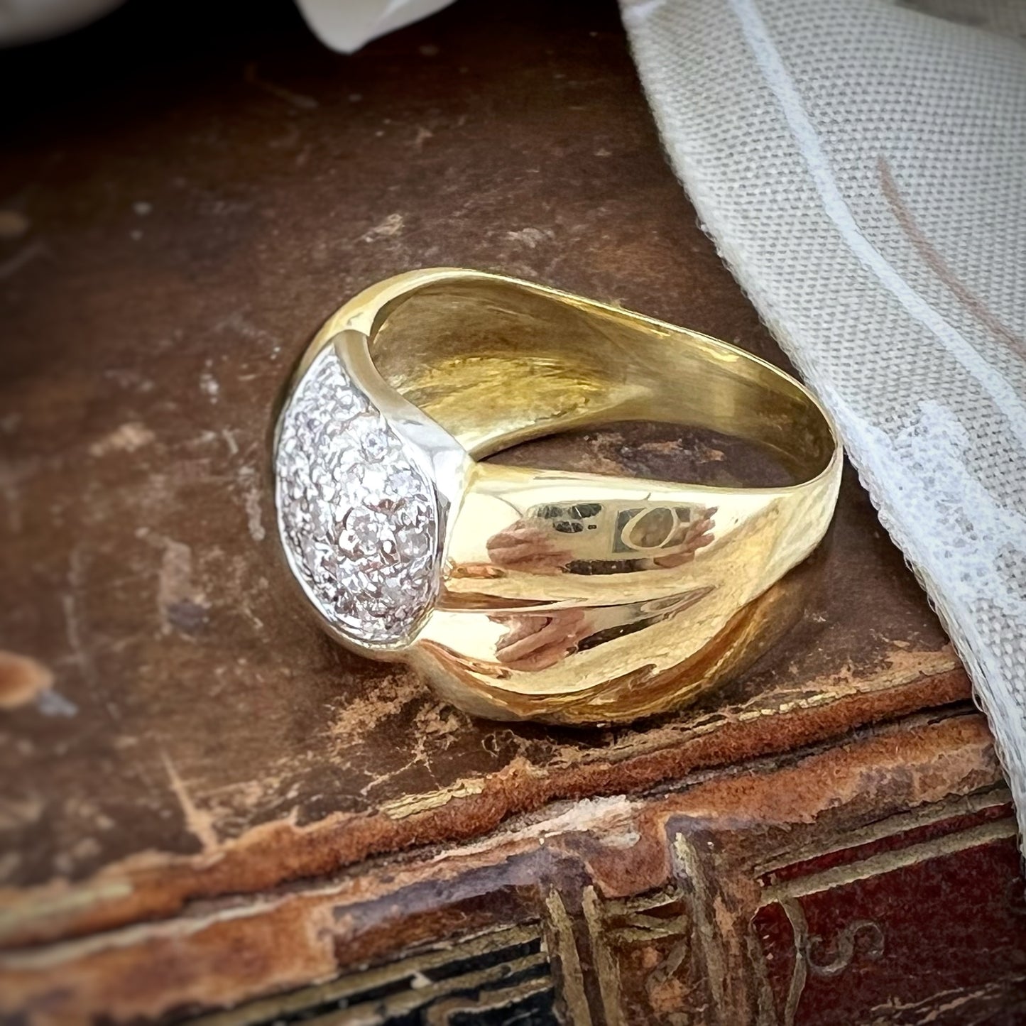 Importante anello a fascia in oro giallo 18 k Italia anni ’80
