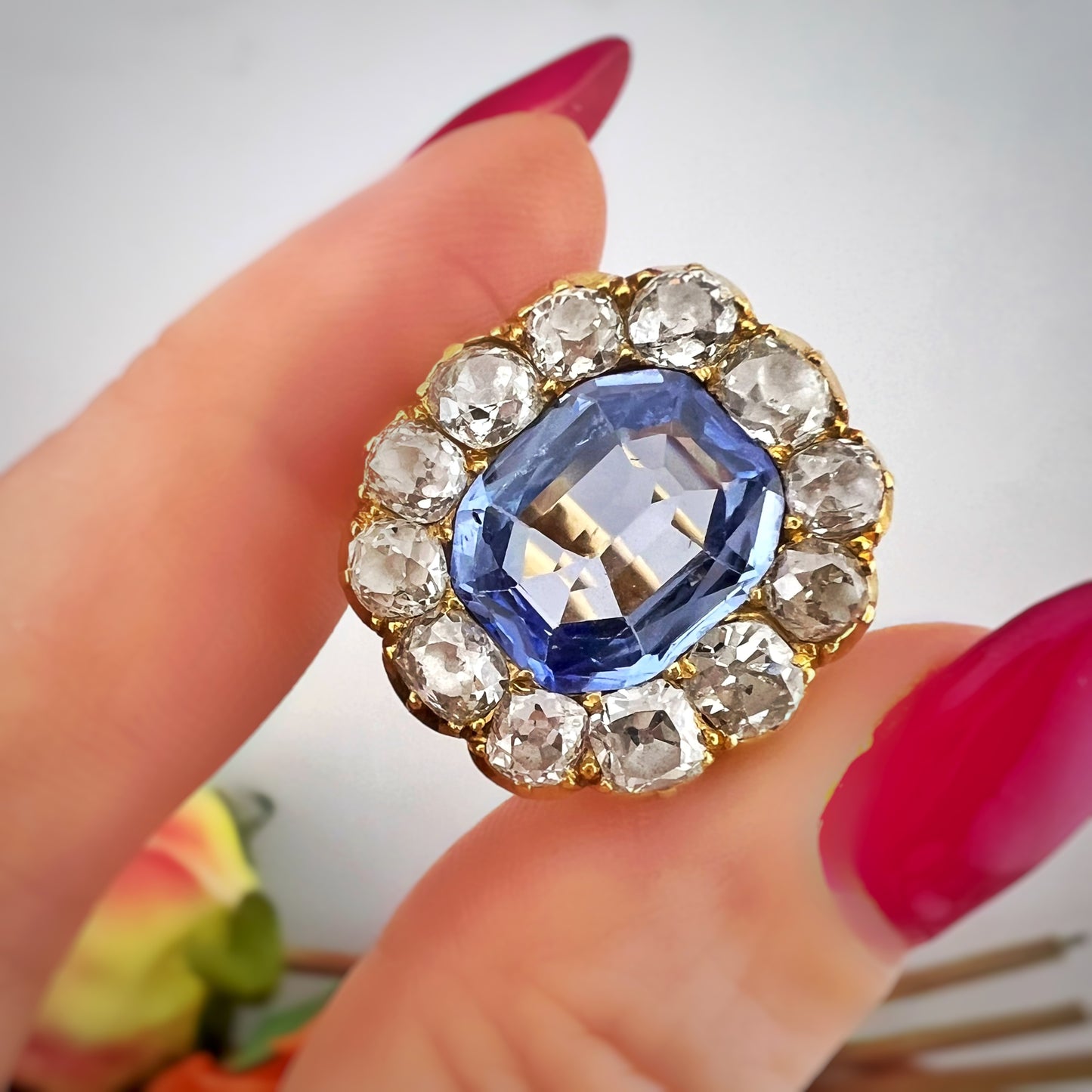 Anello fine ‘800 con zaffiro Ceylon 4.60 ct diamanti old mine 5 ct oro giallo 18k