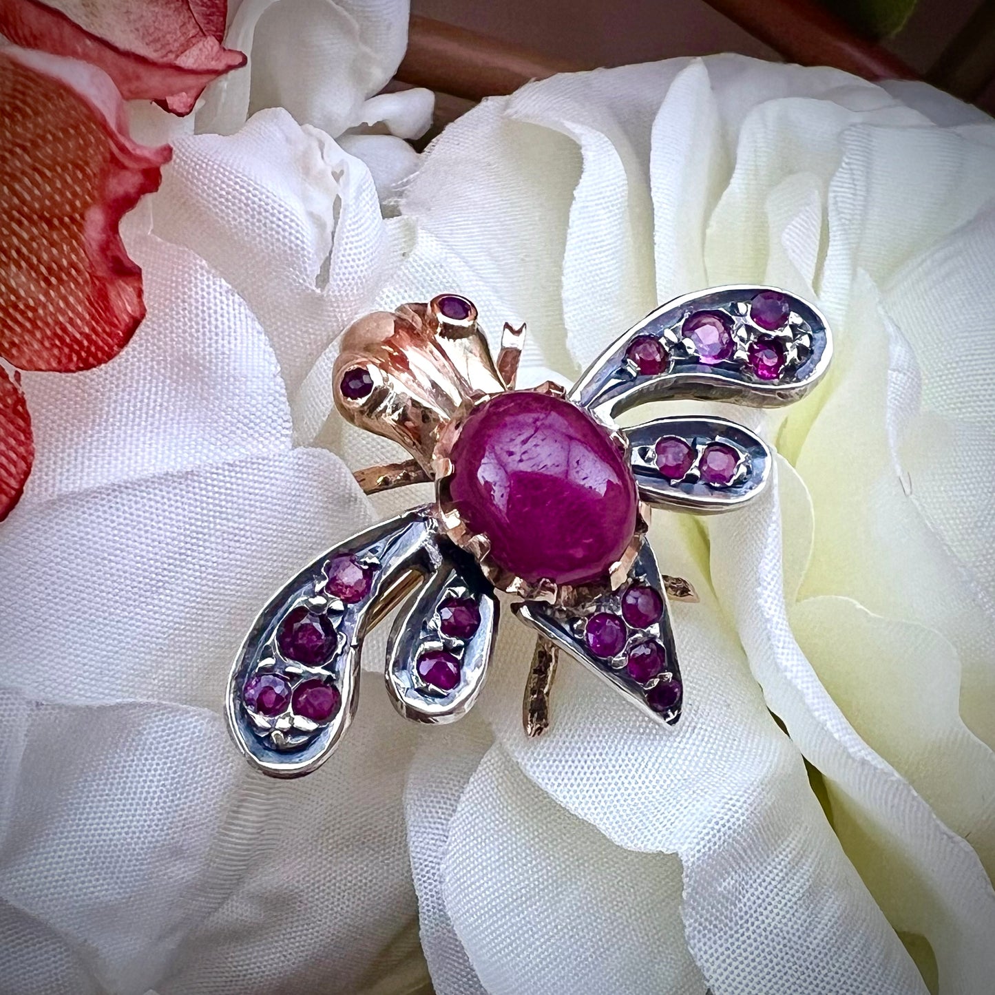 Spilla ape in oro 14k, argento e rubini. C. 1950