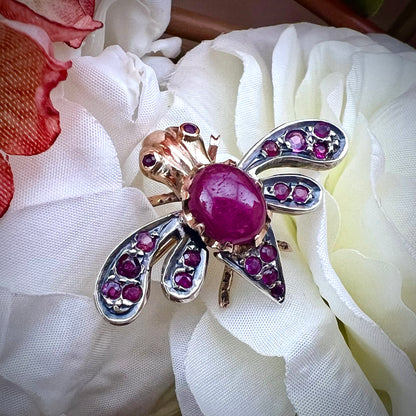 Spilla ape in oro 14k, argento e rubini. C. 1950