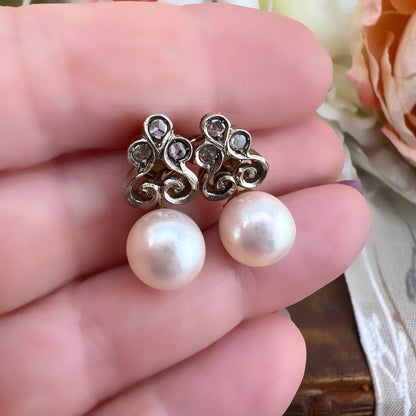 Orecchini con perle e diamanti a rosetta in oro 18 ct