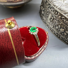 Carica l&#39;immagine nel visualizzatore di Gallery, Anello a margherita in oro 18 carati con smeraldo e diamanti
