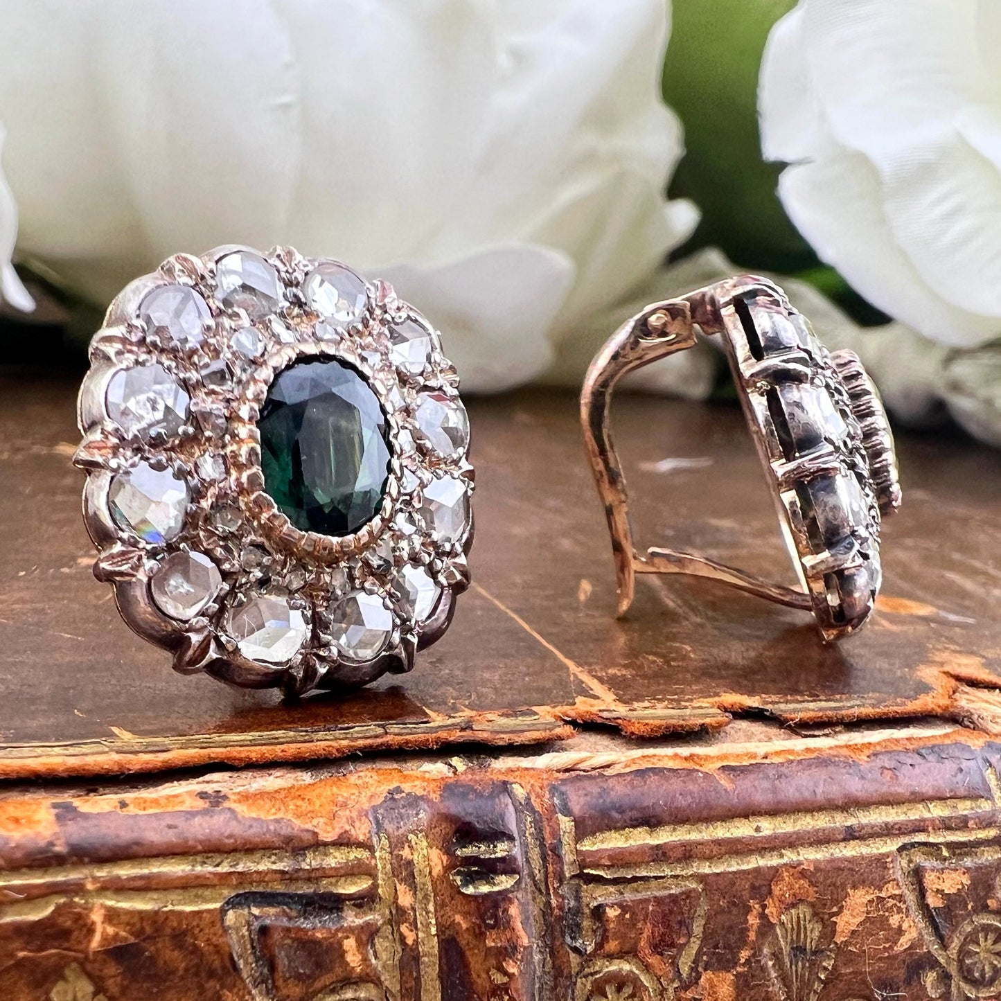 Orecchini margherita in oro/argento con zaffiri verde-blu teal e diamanti