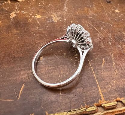 Anello vintage con zaffiro naturale e diamanti IF – G modello margherita, anni ’60 - certificato