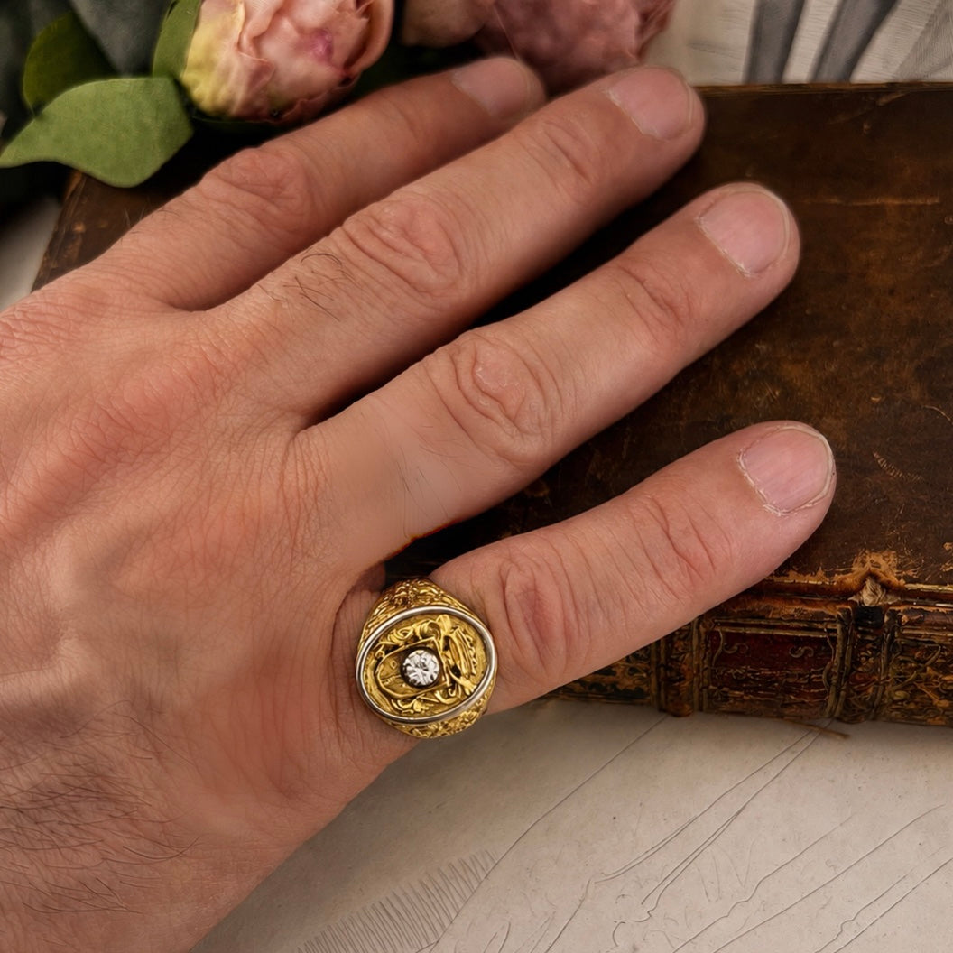Anello chevalier araldico con diamante