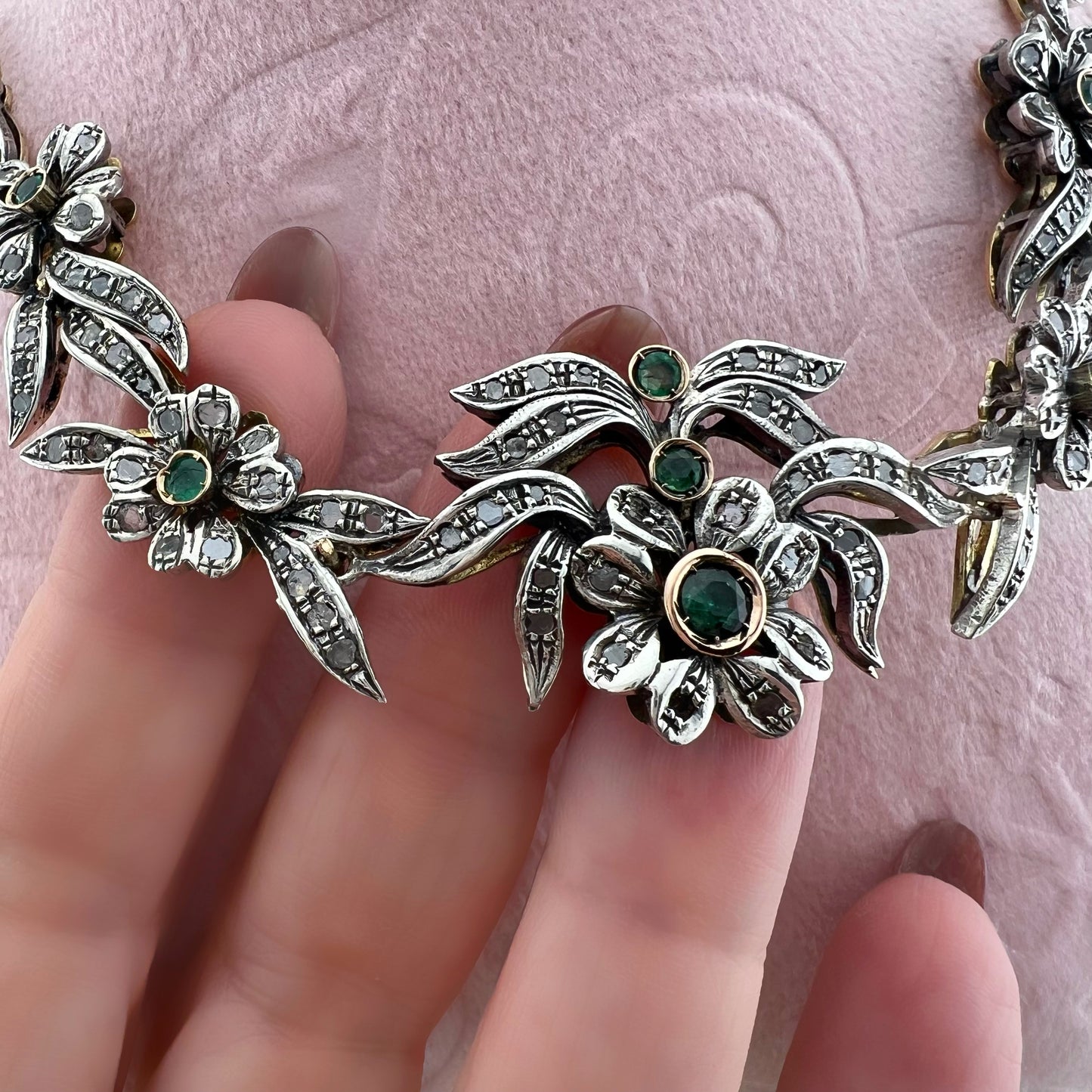 Antico collier in oro e argento con smeraldi e diamanti. Italia circa 1934-1940.