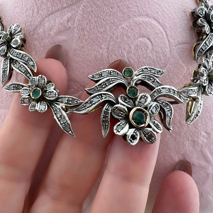 Antico collier in oro e argento con smeraldi e diamanti. Italia circa 1934-1940.