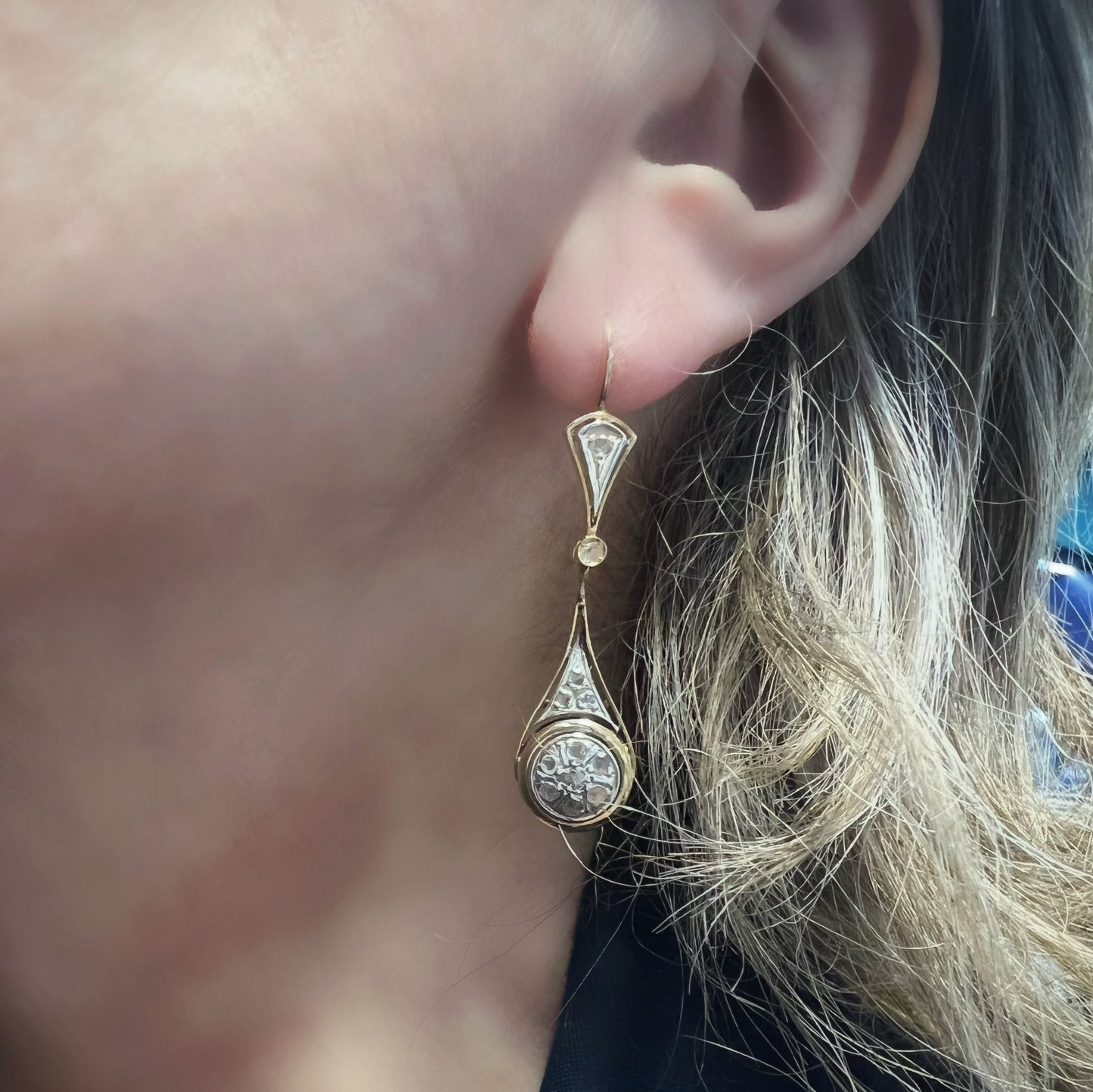 Orecchini a monachella in oro 18k con margherite di diamanti a rosetta- Italia primi ‘900