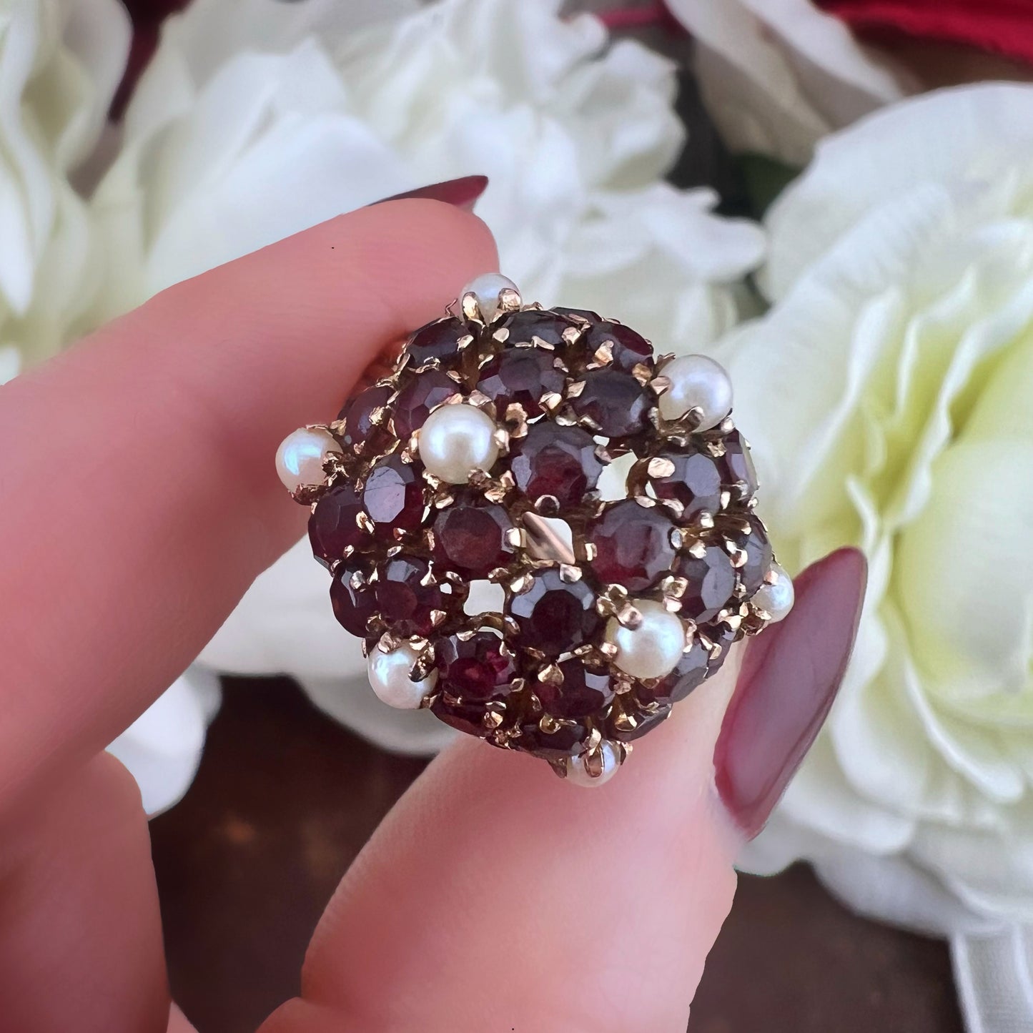 Anello vintage a cupola bombé con granati e perle – USA anni ’50