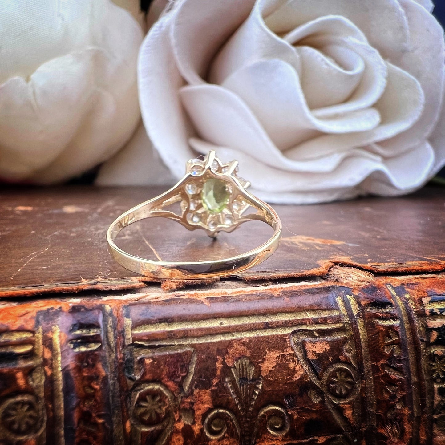 Anello Vintage in Oro 9k con Peridoto e Zirconi – Stile Inglese