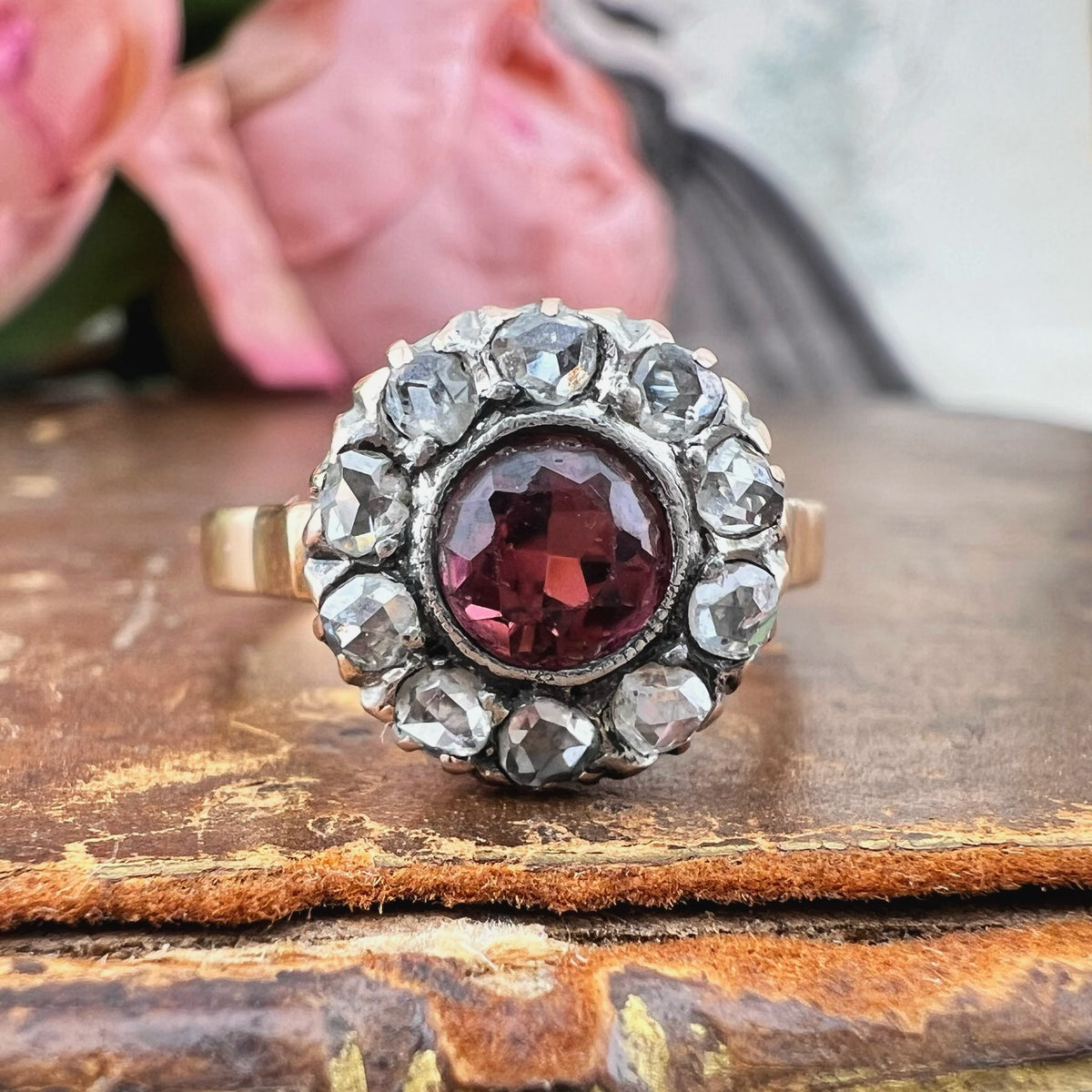 Anello margherita con granato rosato e diamanti, oro 18k – Italia, anni ’40