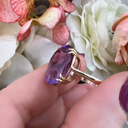 Anello cocktail in oro 9k con ametista taglio ovale ct 9.6, Inghilterra anni ‘60
