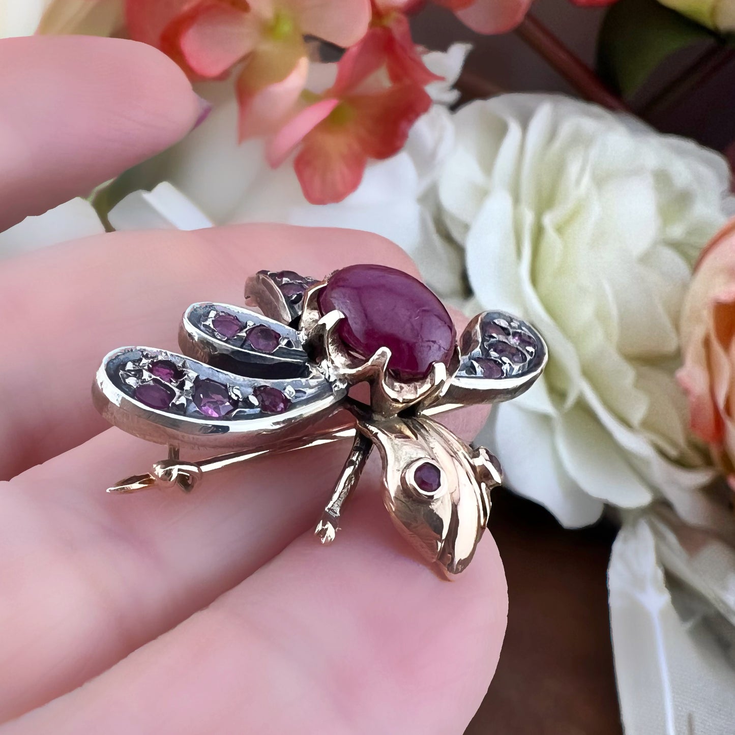 Spilla ape in oro 14k, argento e rubini. C. 1950