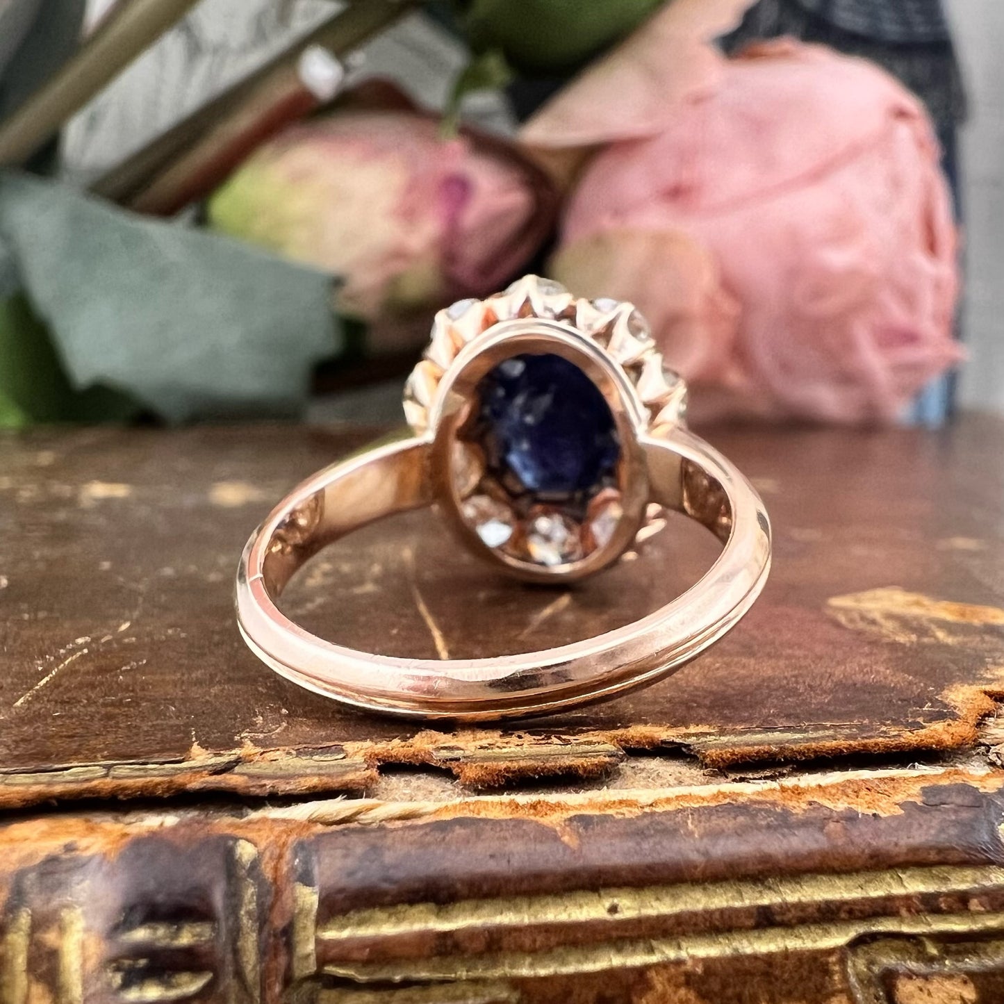Anello Margherita Belle Époque con Zaffiro Naturale e Diamanti Old Mine | Fine XIX - Inizio XX secolo