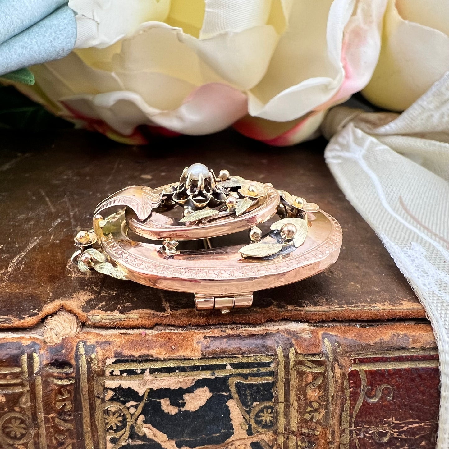 Pendente/spilla borbonico in oro giallo e rosa 18k con perlina centrale – Italia preunitaria, metà XIX secolo