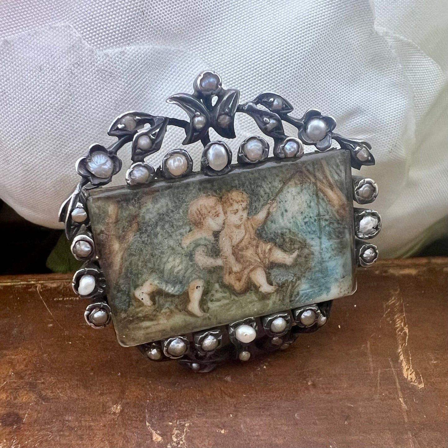 Spilla con miniatura di putti a pesca - Napoleone III - argento, perle