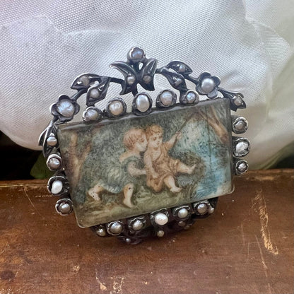 Spilla con miniatura di putti a pesca - Napoleone III - argento, perle