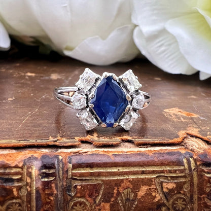 Anello con zaffiro romboidale Burma e diamanti Old Mine cut