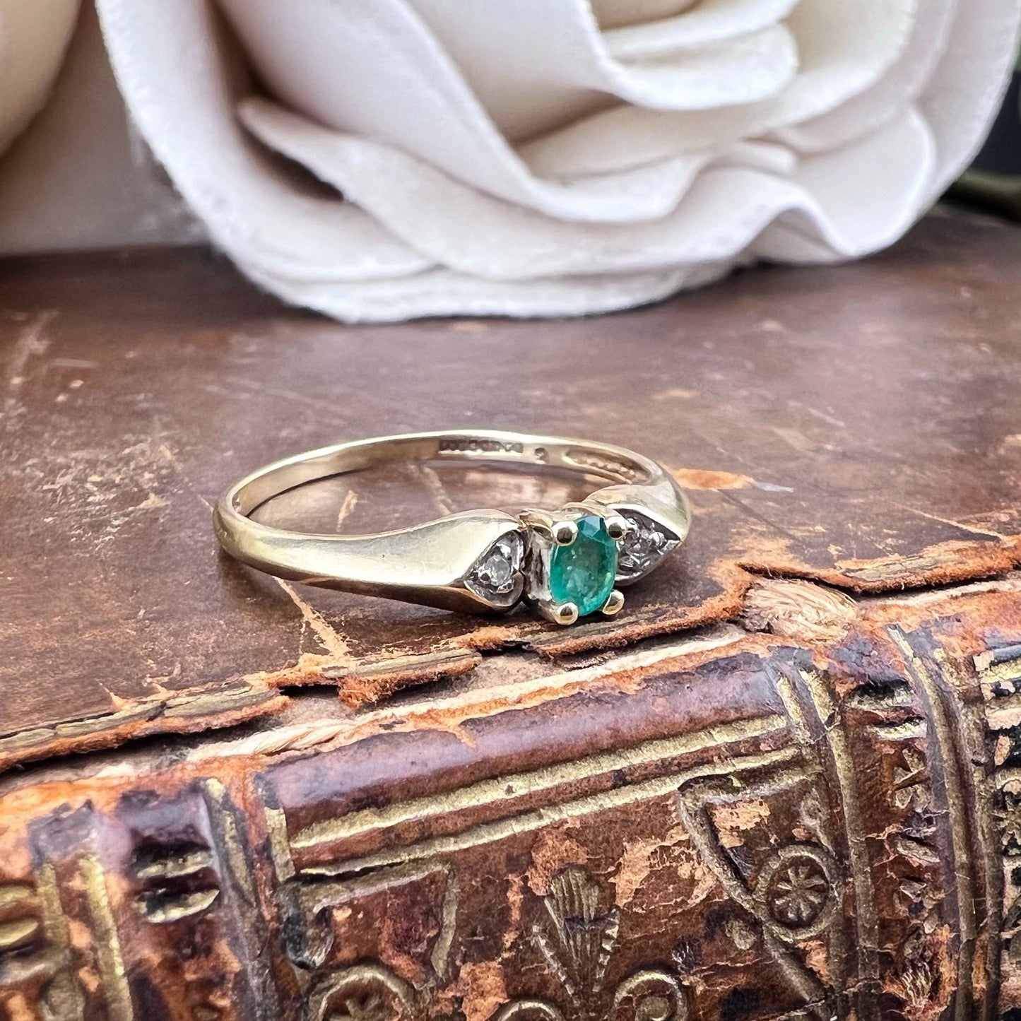 Anello Trilogy con Smeraldo e Diamanti